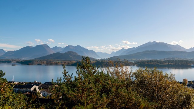 Utsikt over Borgundfjorden mot Sunnmørsalpene.