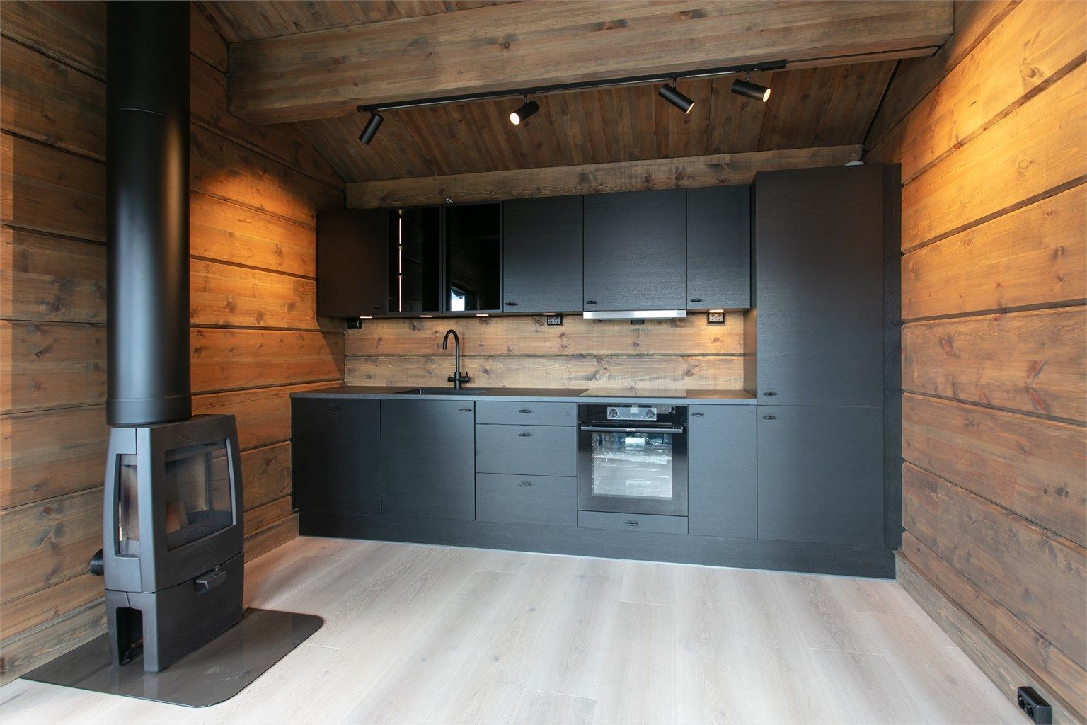 Kjøkkenet er utstyrt med laminat benkeplate med nedfelt oppvaskkum og har god plass til spisebord i tilknytning til sonen.