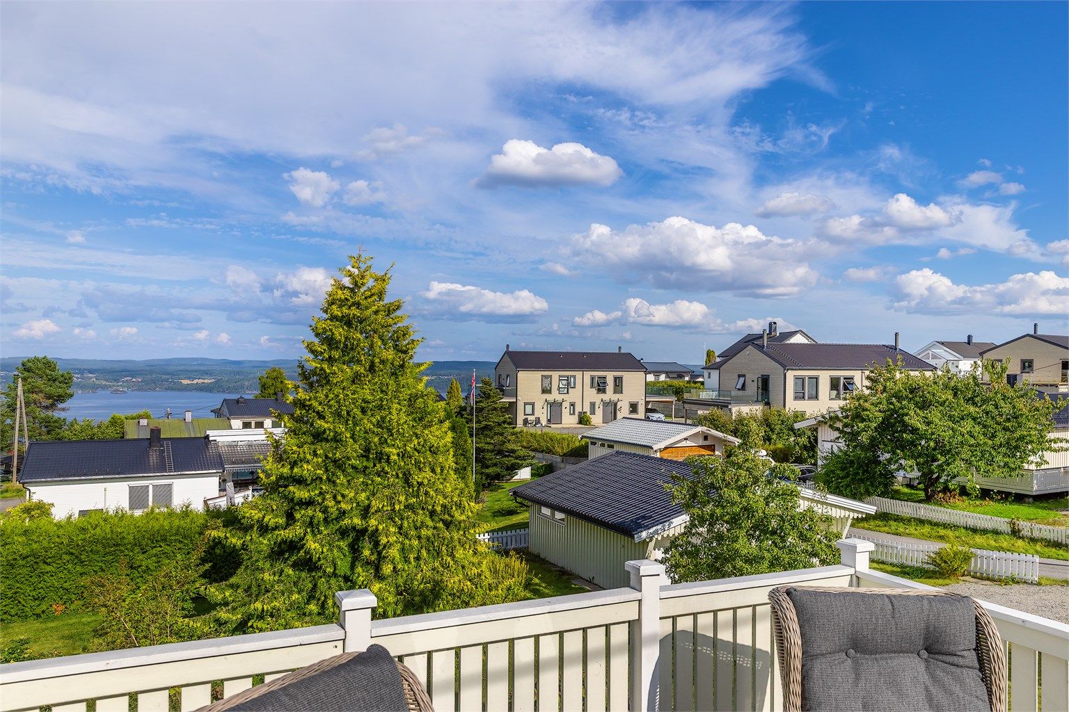 Flott utsyn over nærområdet og vannet fra verandaens rekkverk.