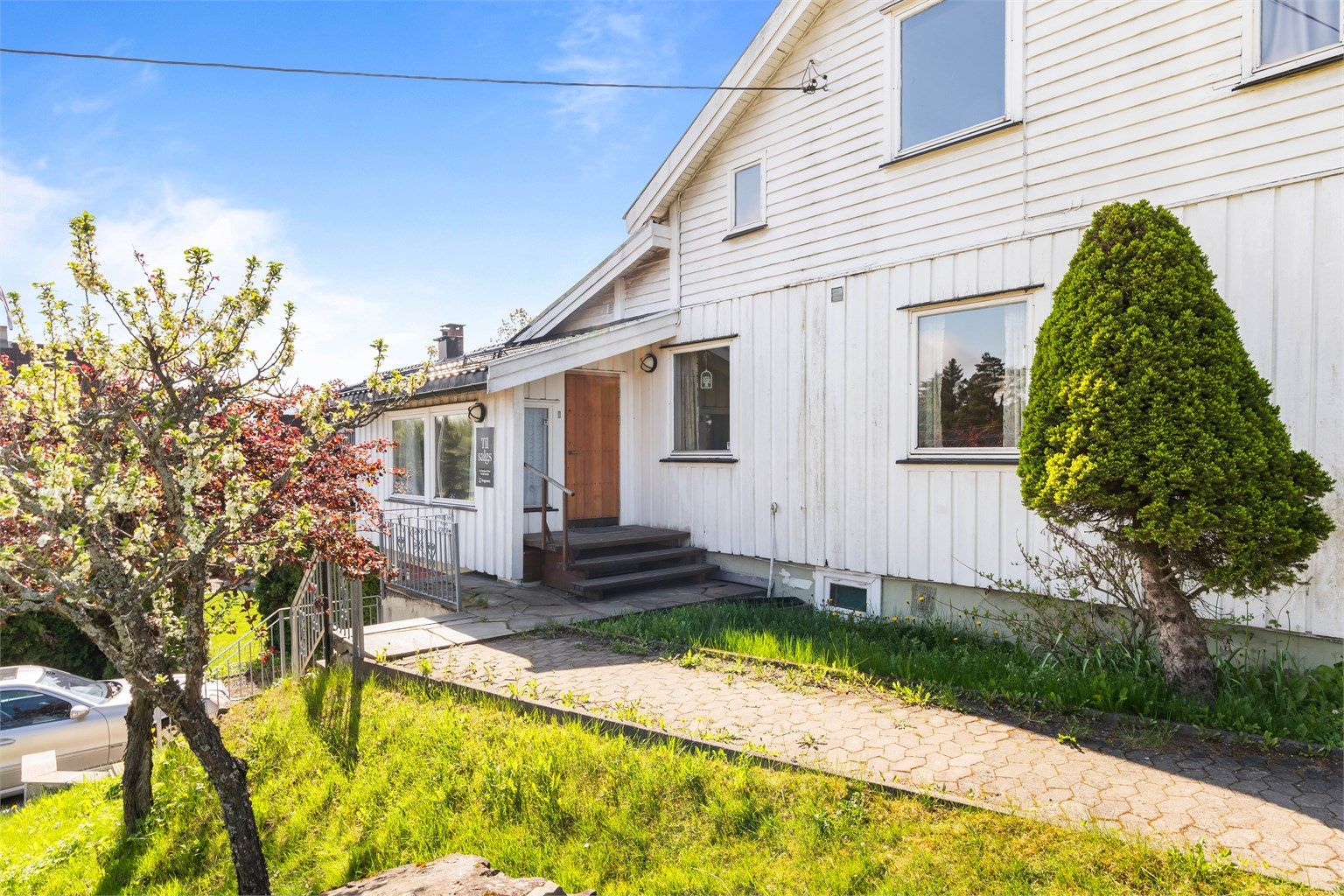 Det er 3 innganger til boligen. Her vises inngangen til tidligere tannlegekontor