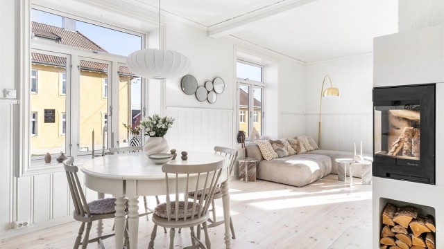Ny peis ble montert i spisestuen i 2025, med glass i to sider som gir innsyn til ilden fra flere vinkler.