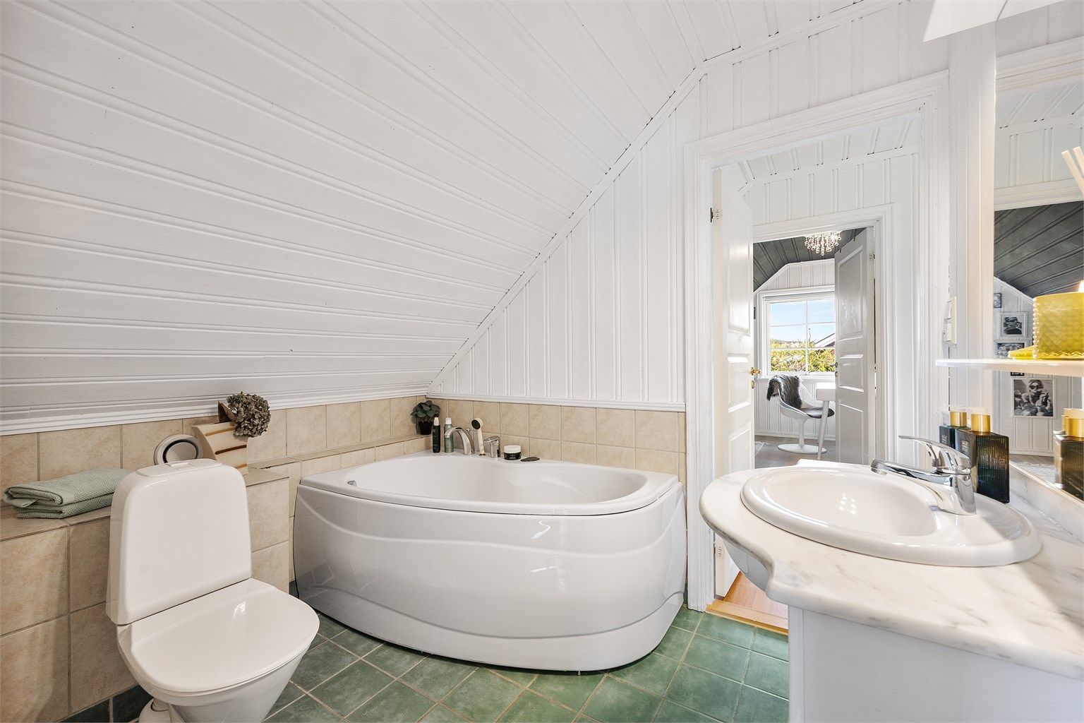 Et praktisk supplement til hovedbadet i første etasje.
