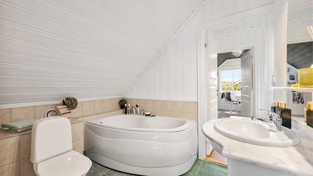 Et praktisk supplement til hovedbadet i første etasje.