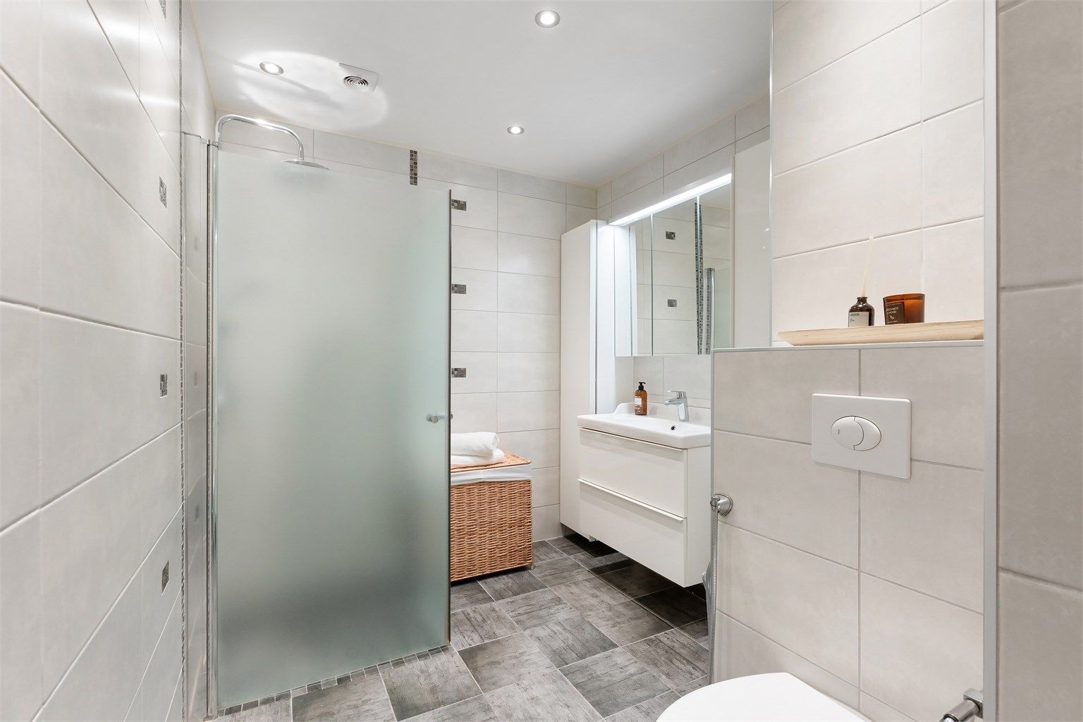 Flislagt bad oppgradert i 2014, med gulvvarme og downlights i taket.