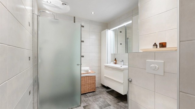 Flislagt bad oppgradert i 2014, med gulvvarme og downlights i taket.