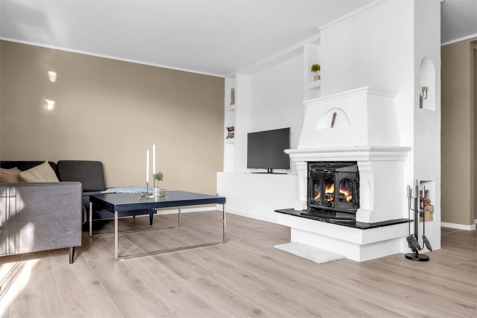 Romløsningen noe endret til fordel for bedre disponering av arealet, blant annet med ny delevegg i stuen.