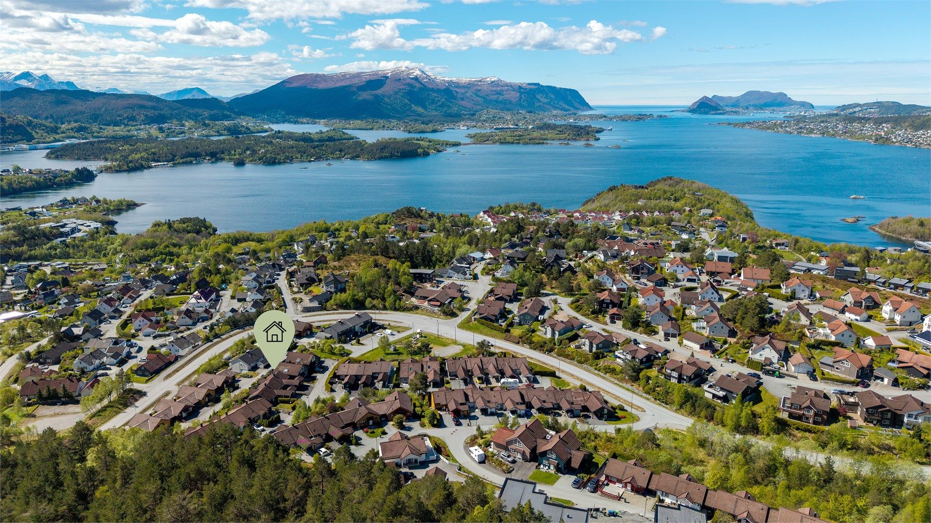 Et etablert og rolig boligområde med et godt bomiljø.