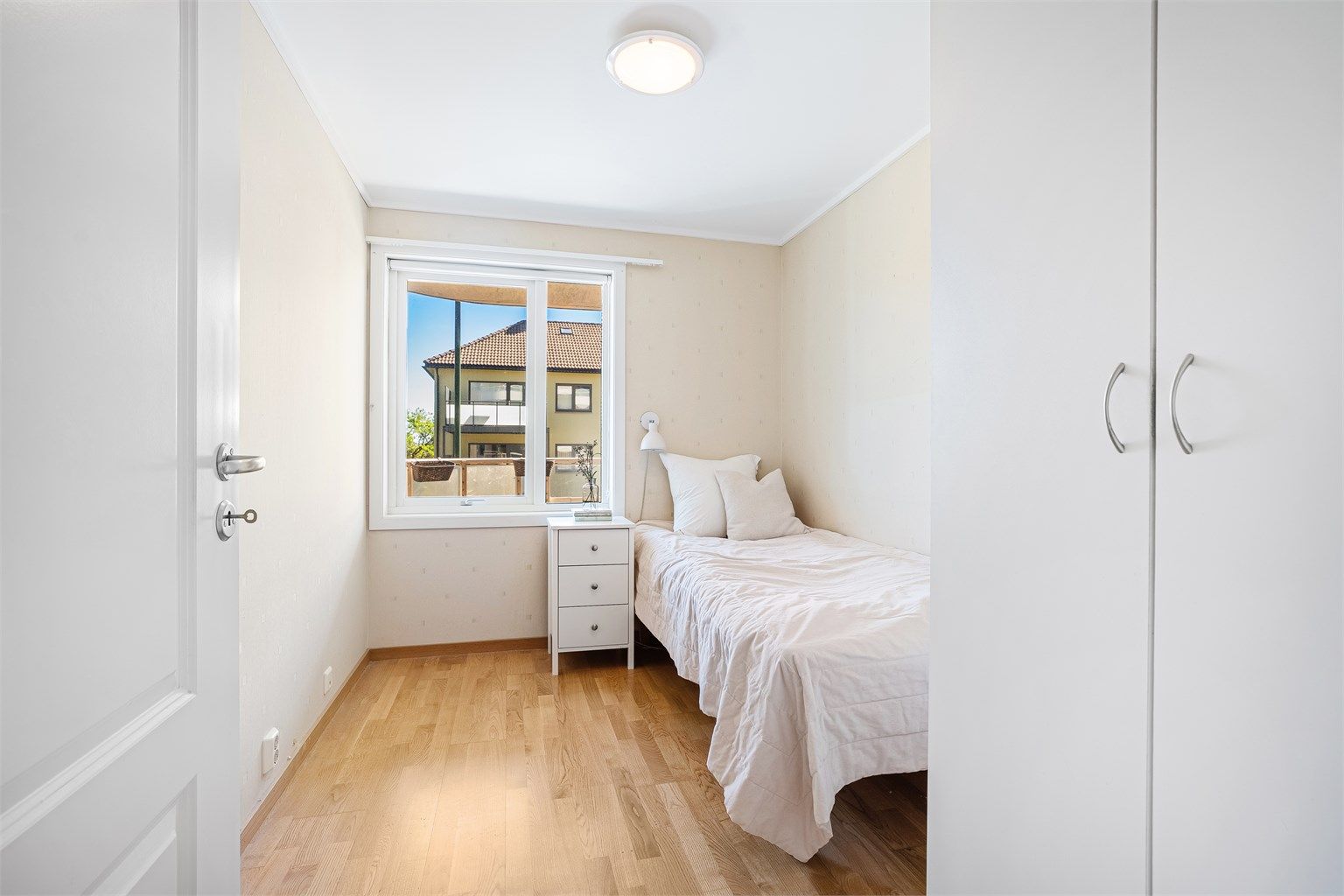 Soverom nr. 2 passer ypperlig som gjesterom, kontor, barnerom eller det du måtte ønske. Det medfølger også garderobe. 