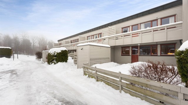 Fra terrassen ved kjøkkenet har du direkte utgang til fellesarealer