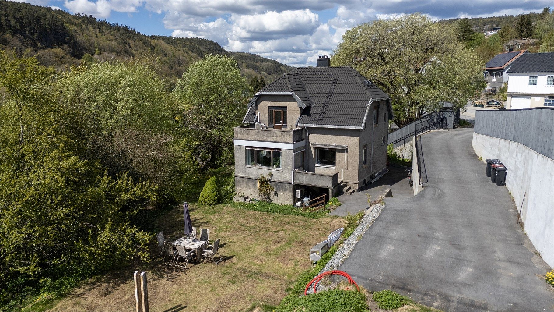 Det er klargjort for div. rør til evt. lader/garasje etc innerst i innkjørsel (rødt rør)