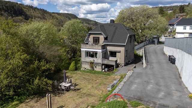 Det er klargjort for div. rør til evt. lader/garasje etc innerst i innkjørsel (rødt rør)