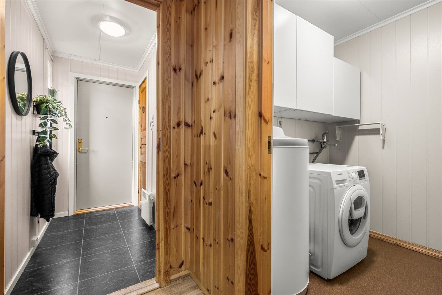 Leiligheten har praktisk separat vaskerom, bad og toalettrom. Vaskerommet og entréen har gode lagringsmuligheter for ytterklær og sko. 