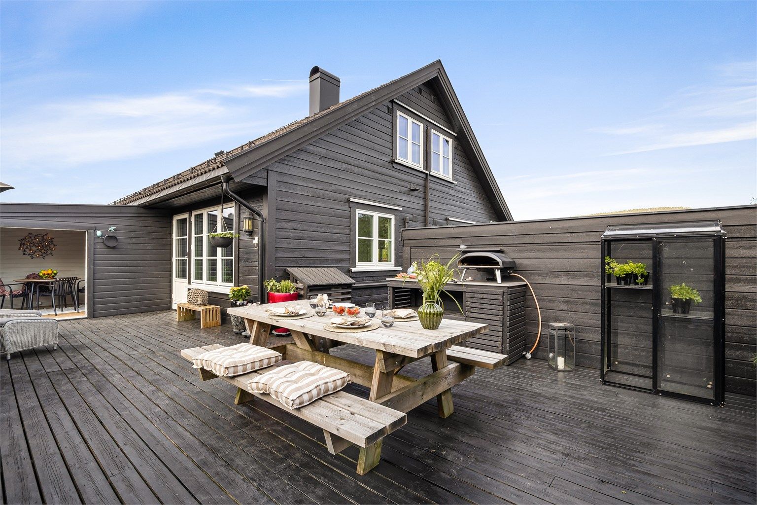Uteplassen er tilrettelagt for sosiale sammenkomster med plass til både spisebord og grill.