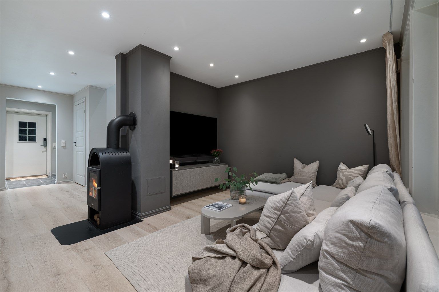 God plass til både sofagruppe og mediamøblement.