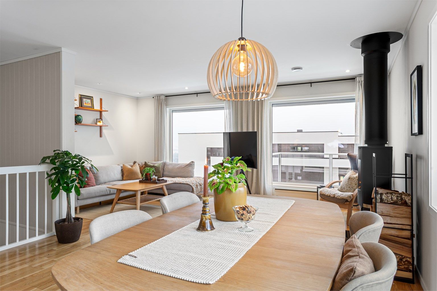 Plass til spisebord og sofagruppe