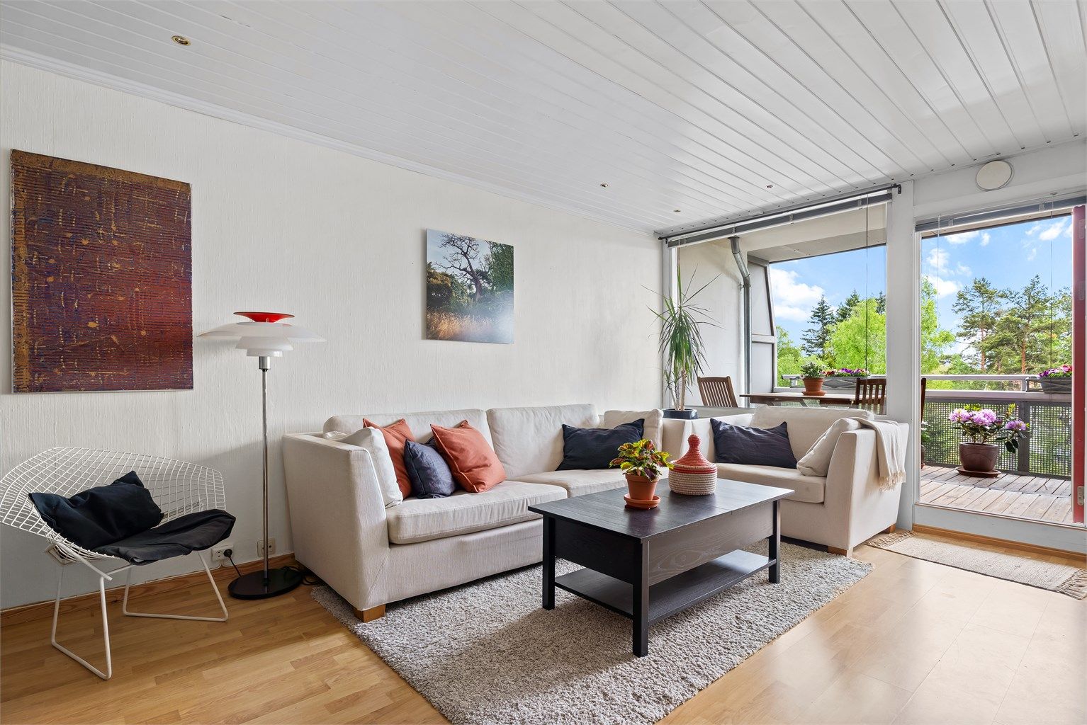 Stue - Er av god størrelse så du får god plass til sofaløsning og du får direkte utgang til solrik balkong