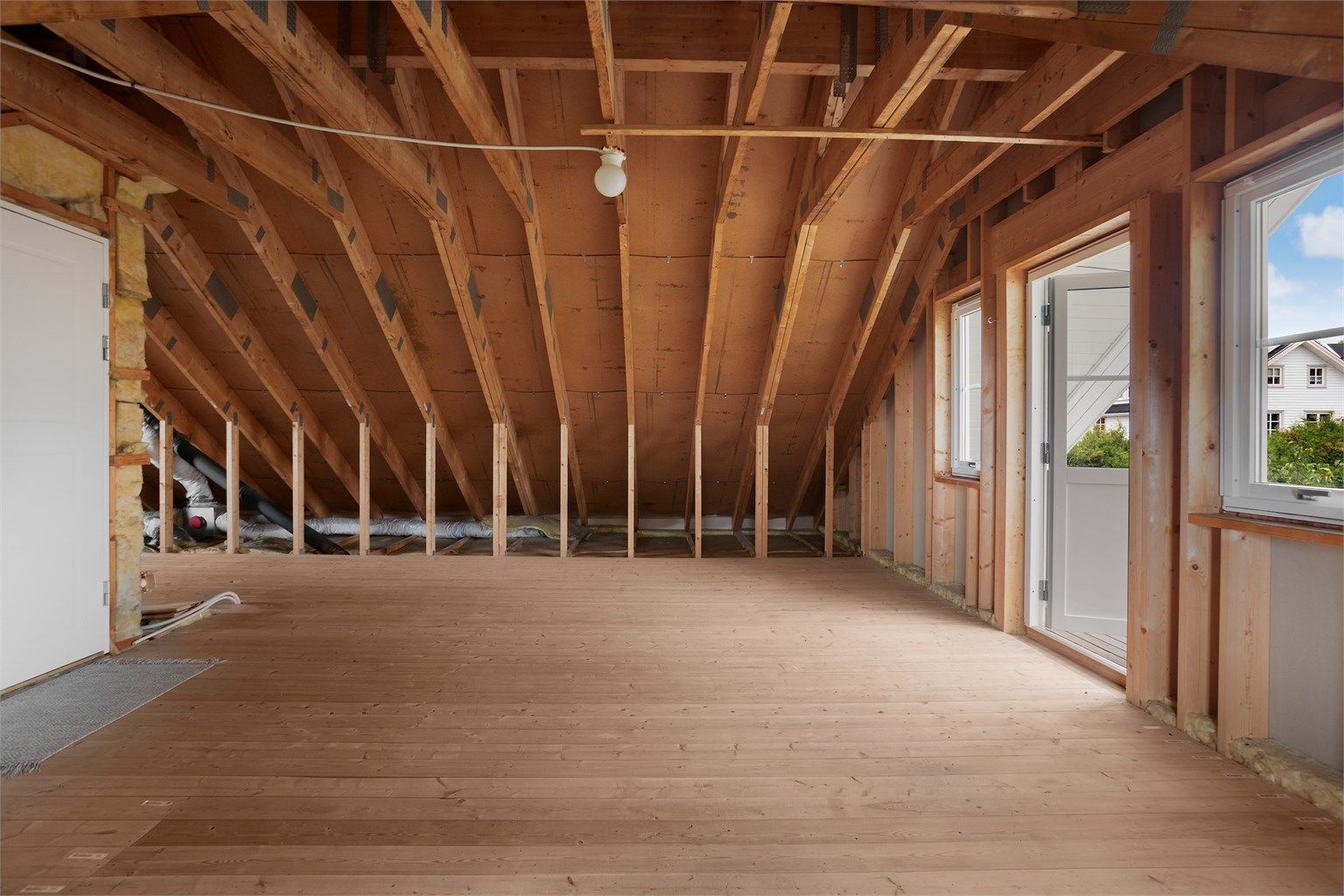 Loftsetasjen er klargjort for innredning med opplegg for strøm, vann og avløp.
