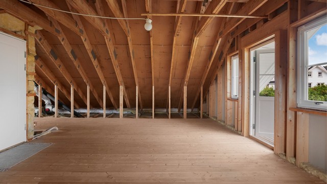 Loftsetasjen er klargjort for innredning med opplegg for strøm, vann og avløp.
