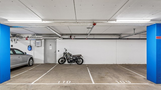 Leiligheten disponerer en egen parkeringsplass i garasjeanlegget. Det er mulig å montere ladeboks.