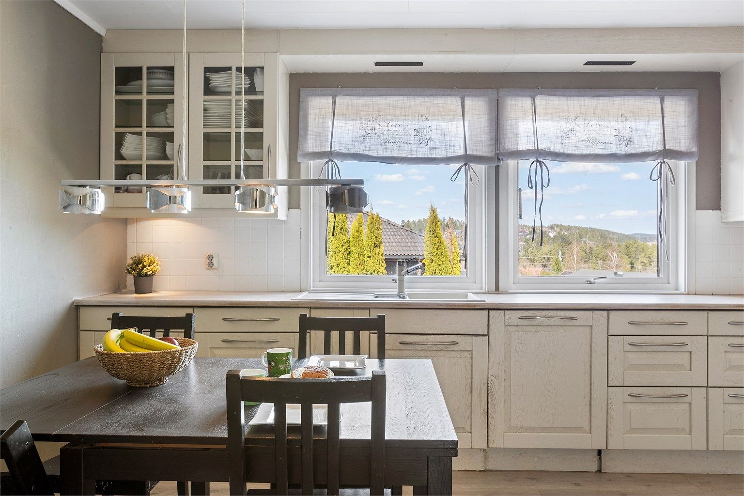 Den hyggelige spiseplassen gjør kjøkkenet til et sosialt samlingspunkt i hverdagen.