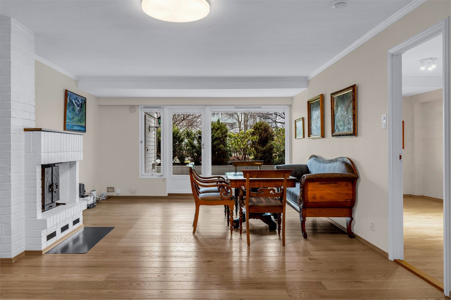 Leiligheten har gjennomgående behov for oppgraderinger, men her kan man skape en flott bolig hvor man kan bo og trives lenge!