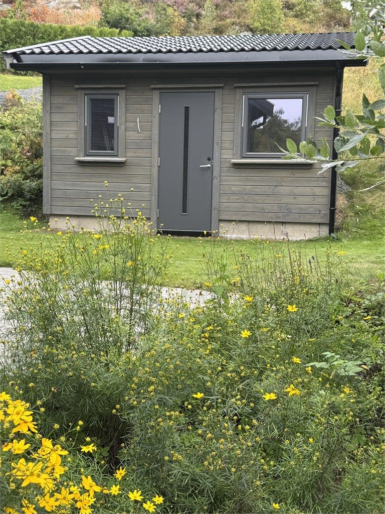 Den frittstående uteboden er innredet og har strømtilknytning.