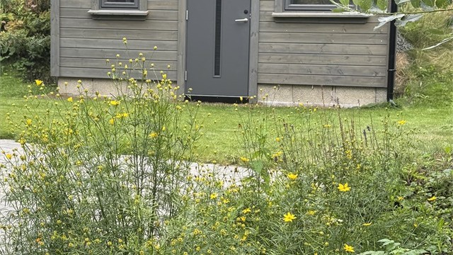 Den frittstående uteboden er innredet og har strømtilknytning.
