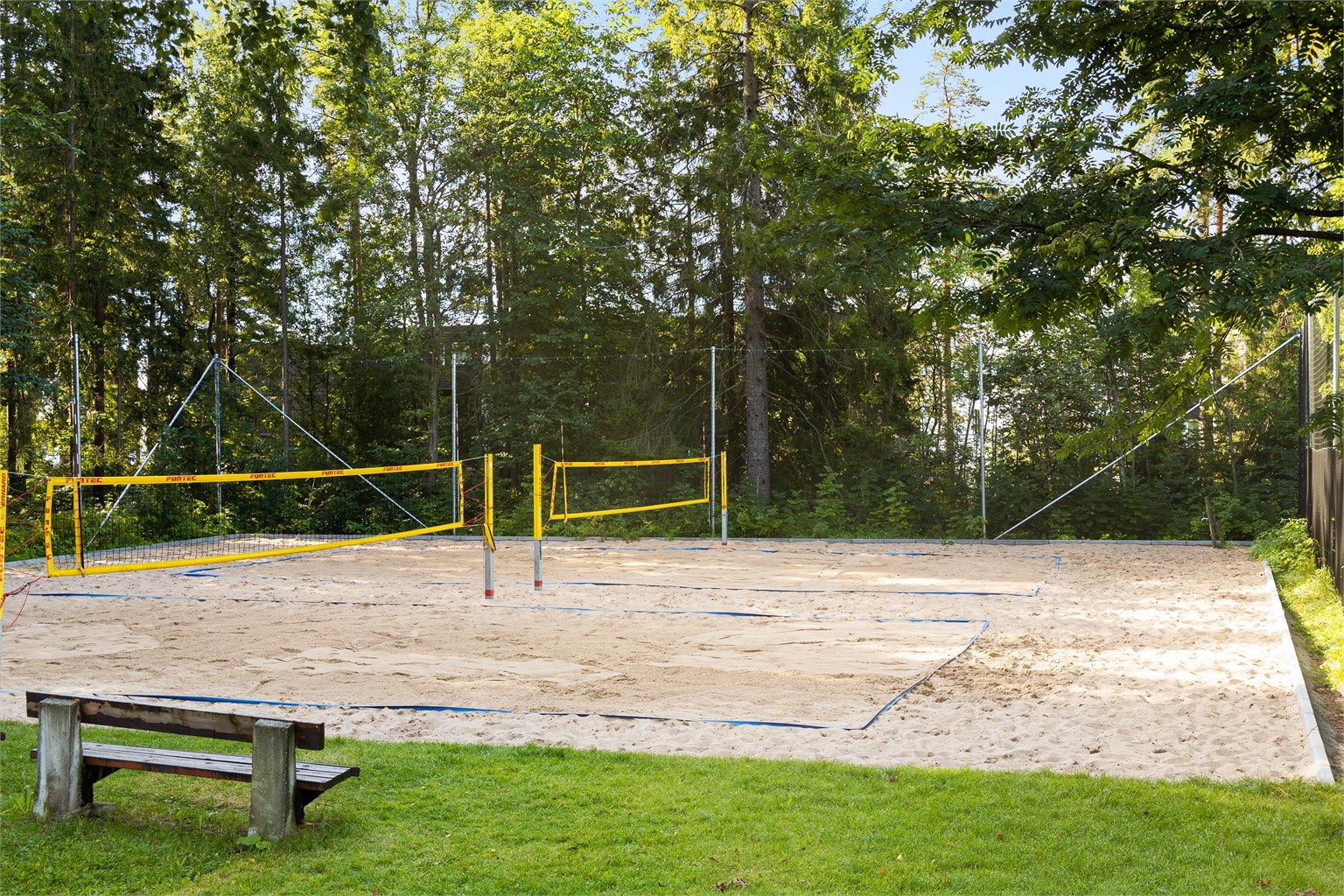Sameiet har egen sandvolleyballbane til fri benyttelse for beboerne.