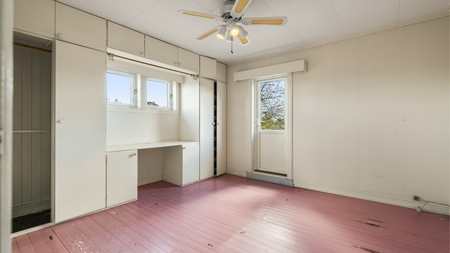 Det tredje soverommet har rikelig med garderobeplass og direkte utgang til en egen balkong.