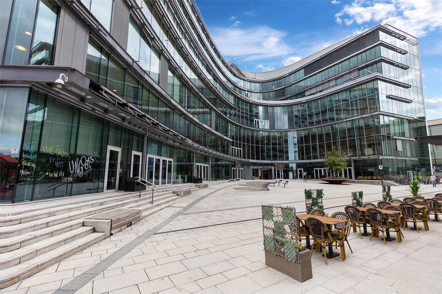 I umiddelbar nærhet ligger Lørenskog hus, kommunens kulturhus med bibliotek, kino og et rikt kulturtilbud.