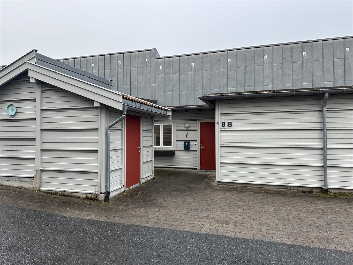 Utvendig bod på 6 kvm rett ved inngangen til leiligheten.