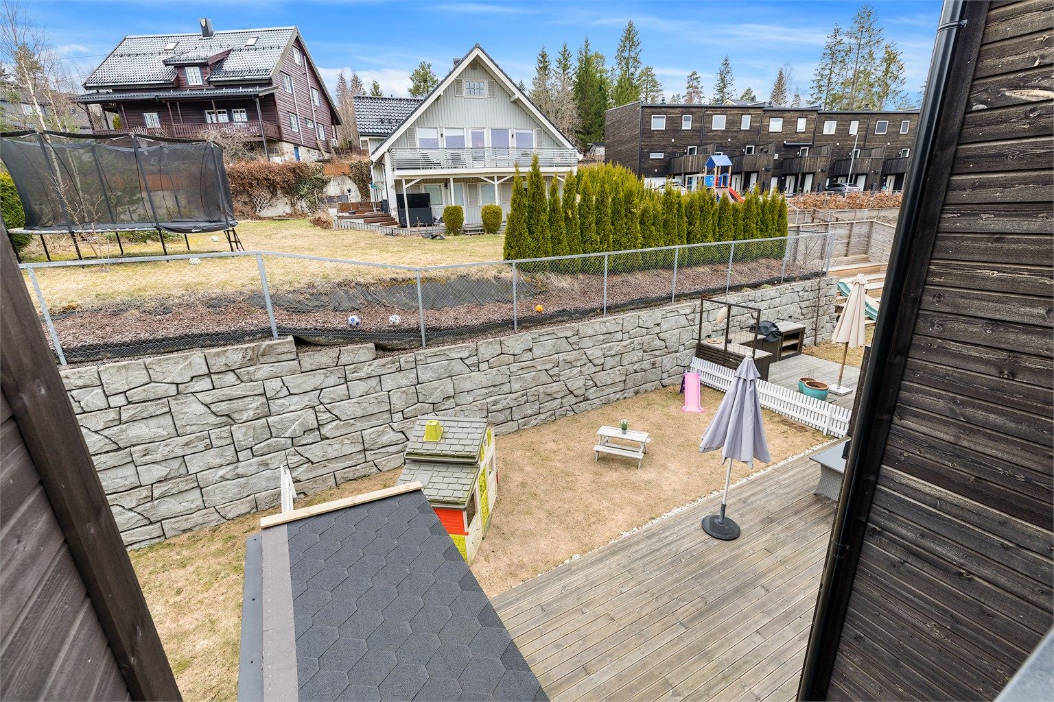 Oversikt fra takterrasse ned på uteplassen
