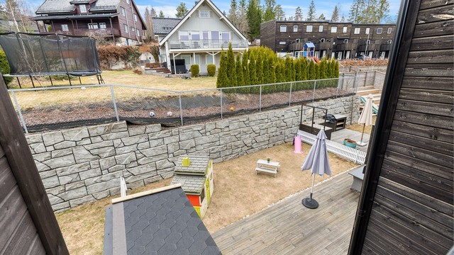 Oversikt fra takterrasse ned på uteplassen