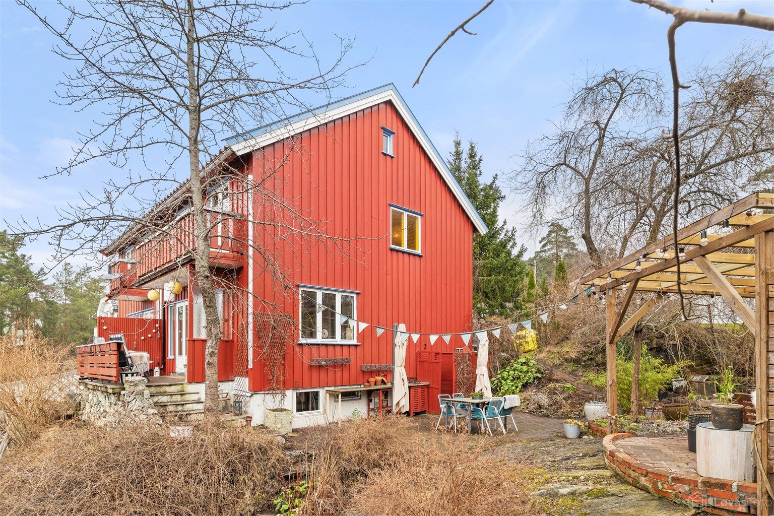 Velkommen til Peder Holters Vei 15 B! En sjarmerende halvpart av en tomannsbolig i et frodig og veletablert hagemiljø på Ljan.