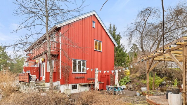 Velkommen til Peder Holters Vei 15 B! En sjarmerende halvpart av en tomannsbolig i et frodig og veletablert hagemiljø på Ljan.