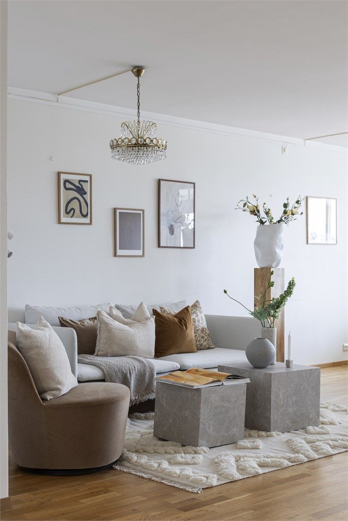 Elegant og rolig sitteområde som skaper en fin atmosfære i stuen.