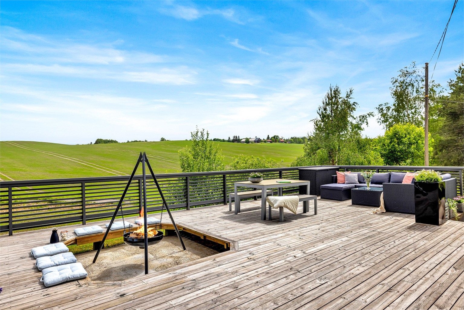 Fra terrassen har du fin utsikt mot jorder og åpne sletter.