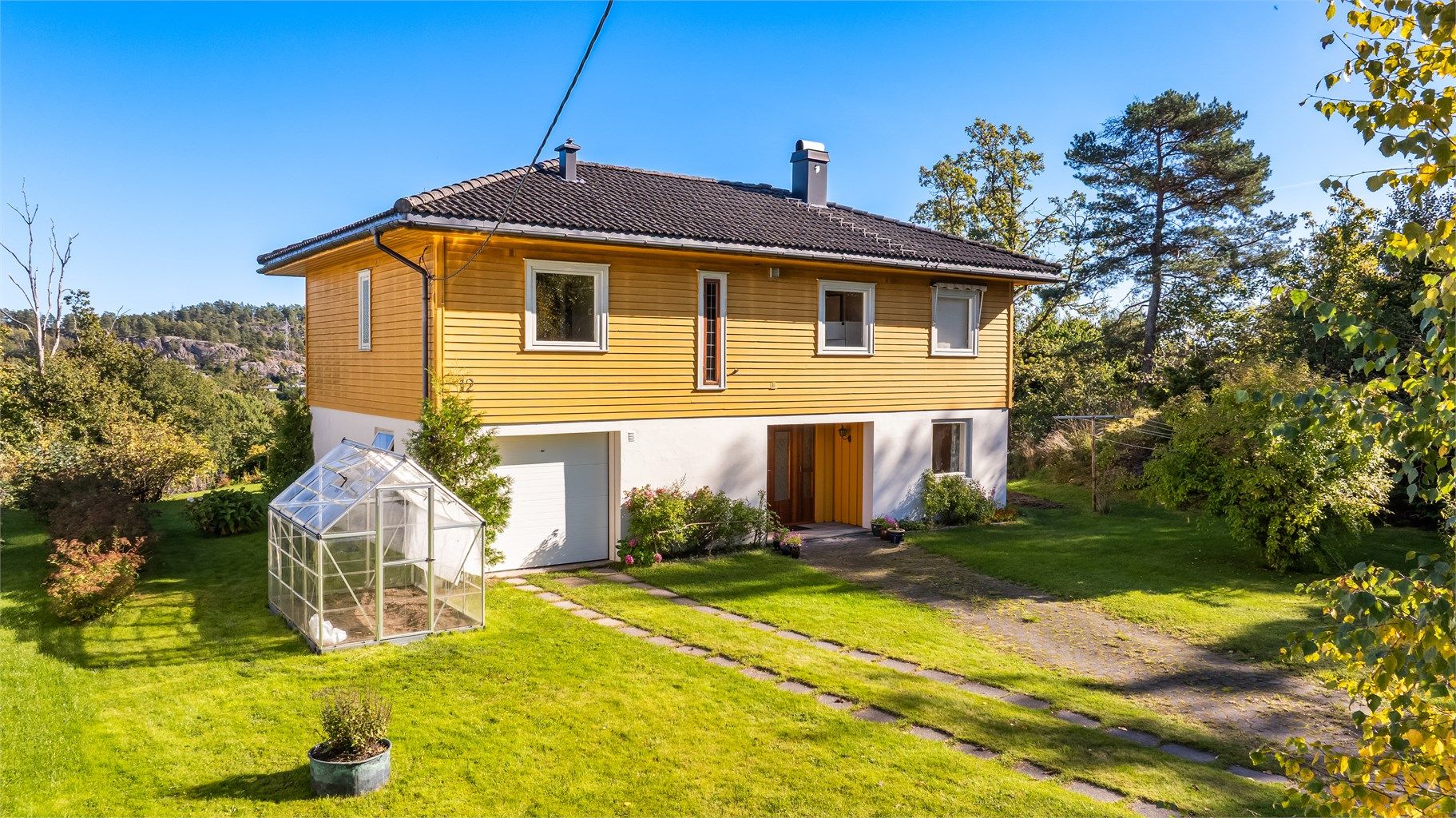 Nåværende eiere har bodd i boligen i over 59 år, og har satt pris på den usjenerte beliggenheten med flotte turområder. Denne boligen har aldri tidligere vært omsatt. 