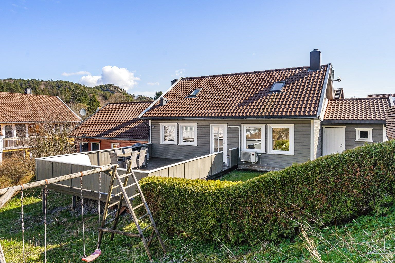 Boligen har en solrik beliggenhet med sol fra formiddag til kveld sommerstid.