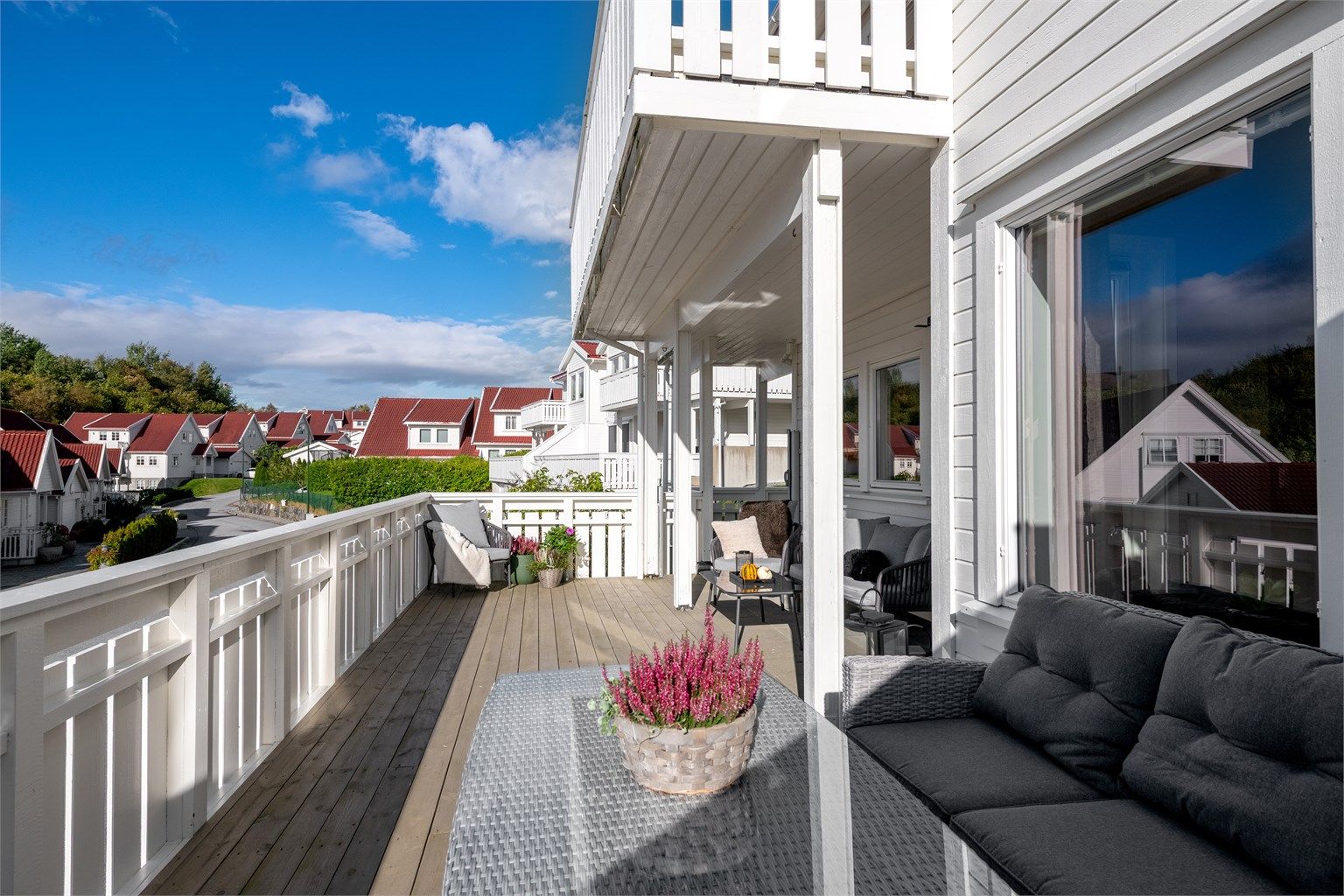 Terrassen strekker seg over garasjen og har god plass til flere sittegrupper.