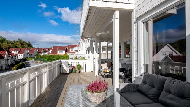 Terrassen strekker seg over garasjen og har god plass til flere sittegrupper.