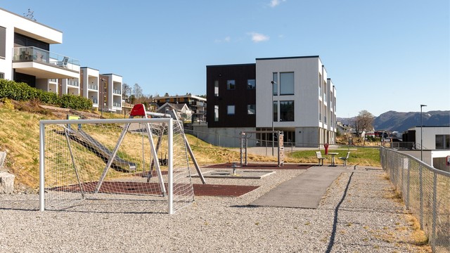 Sameiets fellesarealer er pent opparbeidet med blant annet lekeplass og grøntarealer