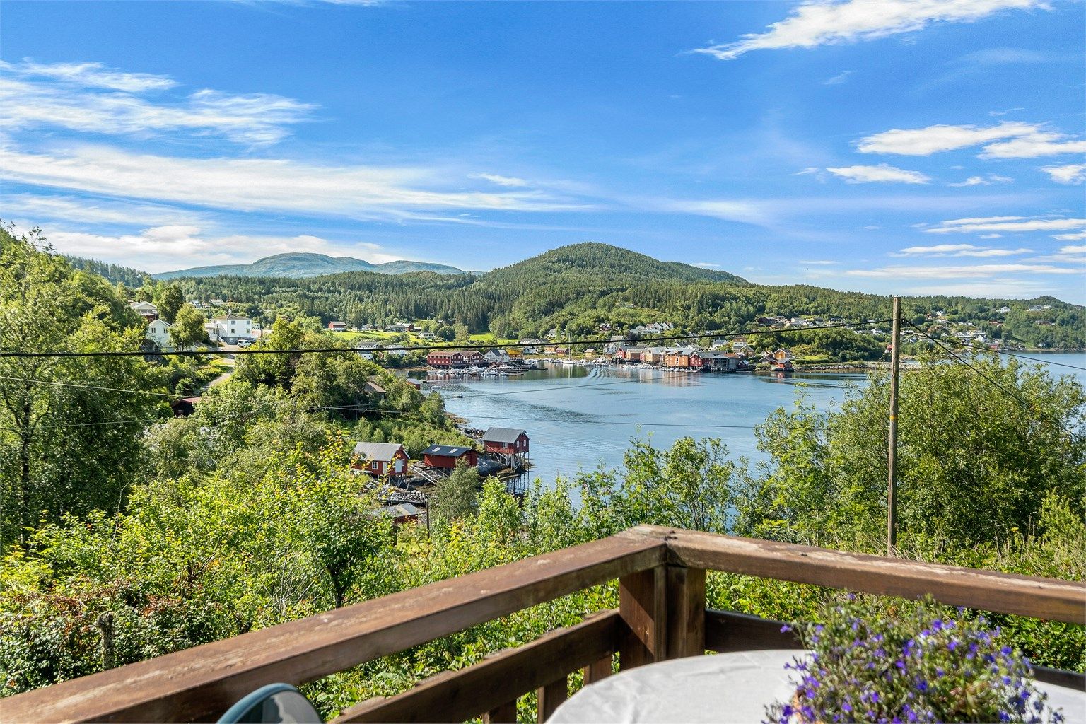Fra eiendommen har du flott utsyn mot sjøen og det vakre landskapet rundt Råkvåg.