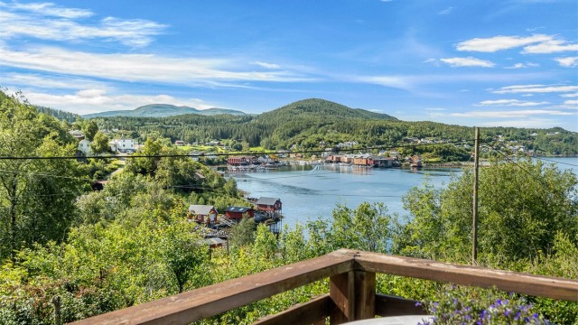 Fra eiendommen har du flott utsyn mot sjøen og det vakre landskapet rundt Råkvåg.