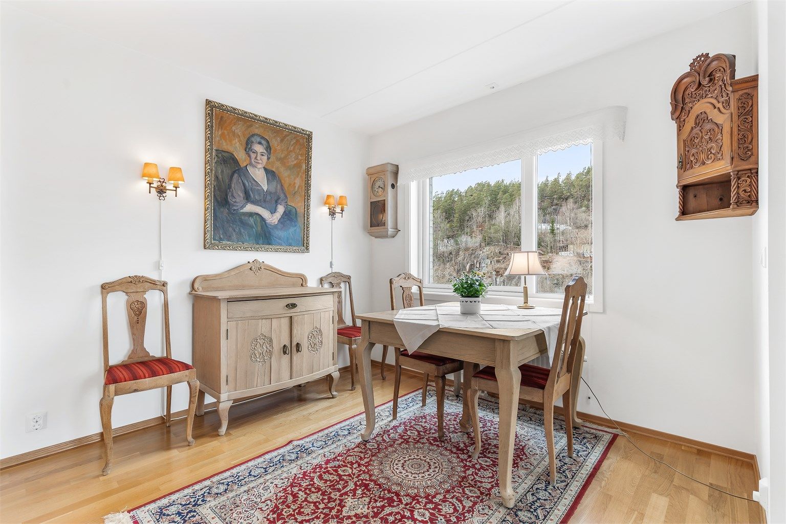 I spisestuedelen er det plass til et stort spisebord. Den delvis åpne løsningen mellom stue, spisestue og kjøkken skaper en sosial atmosfære når man er med venner og familie.