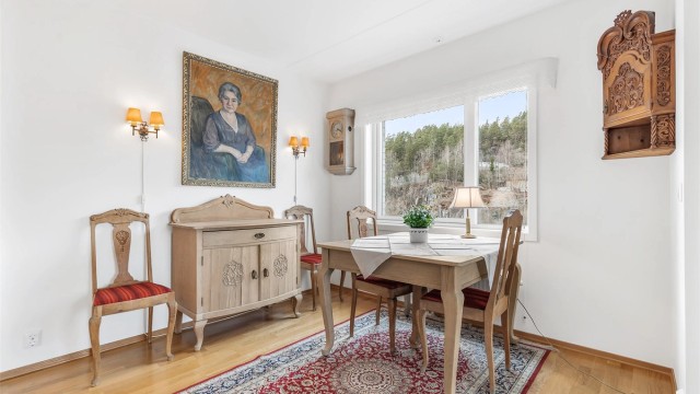 I spisestuedelen er det plass til et stort spisebord. Den delvis åpne løsningen mellom stue, spisestue og kjøkken skaper en sosial atmosfære når man er med venner og familie.