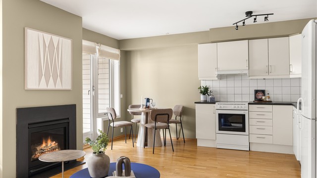 Åpen stue- og kjøkkenløsning med en stemningsfull gasspeis. Her er det plass til både spisebord og sofagruppe.