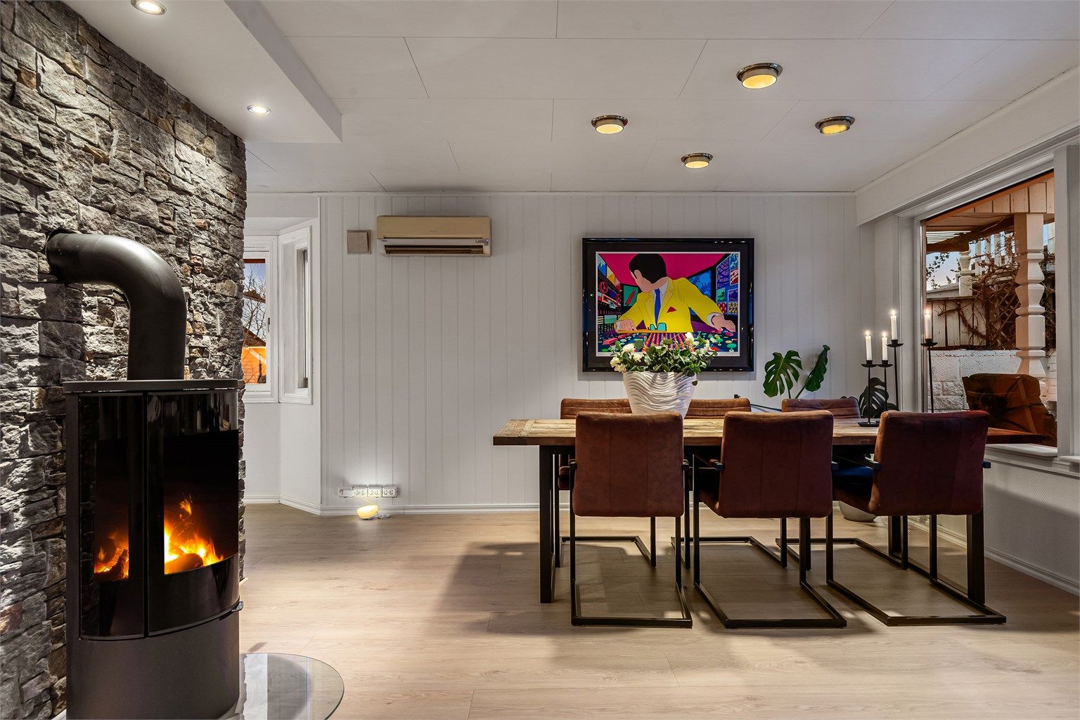 Spisestuen med åpen løsning til kjøkken 