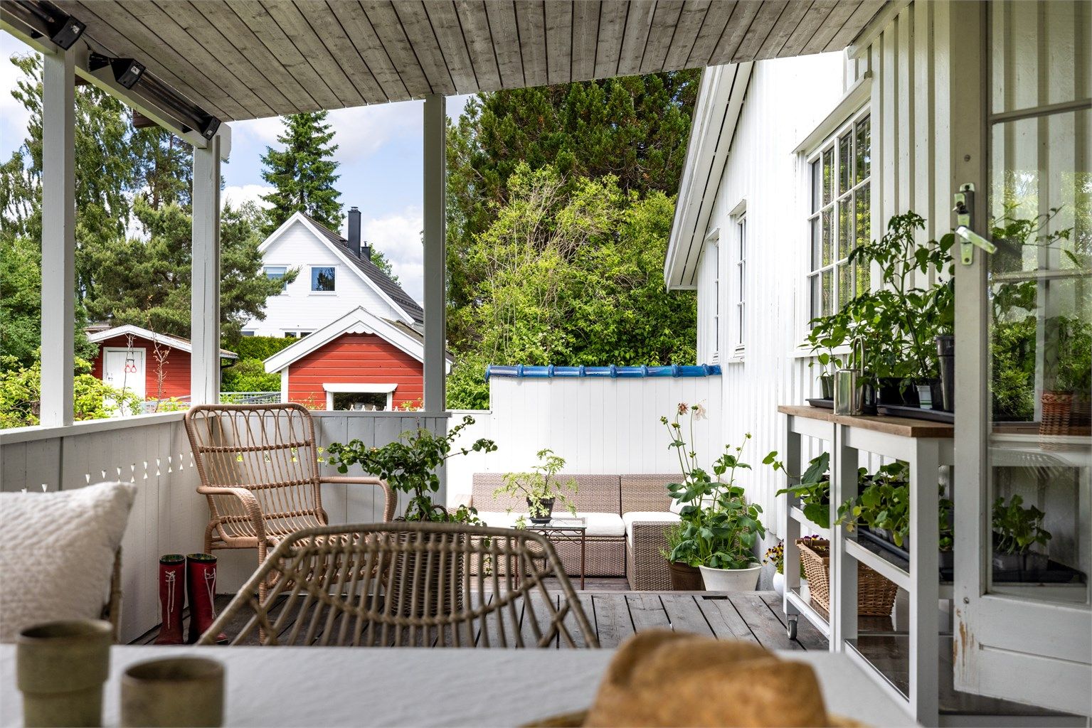 Uteplassen har flere soner for både avslapning og måltider.
