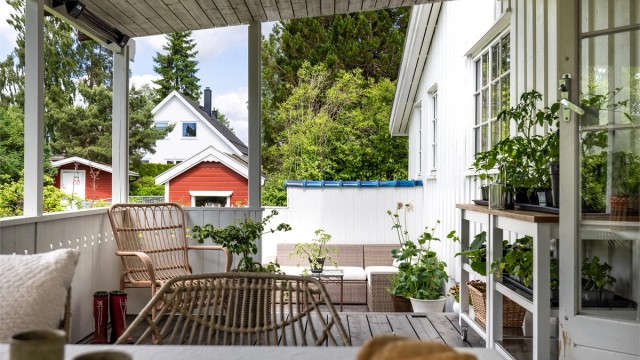 Uteplassen har flere soner for både avslapning og måltider.